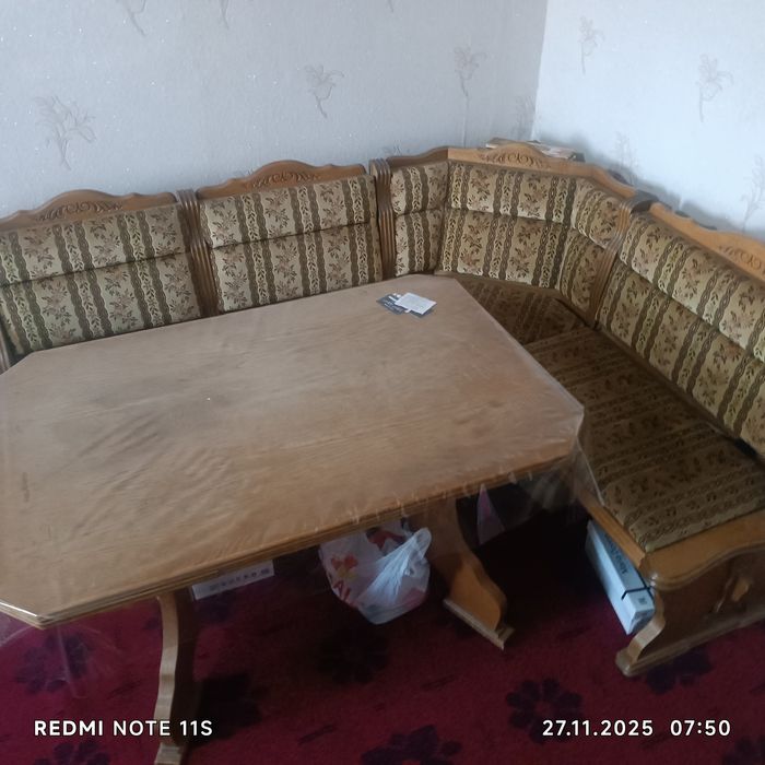 Шикарный кухонный уголок с обеденным столом.