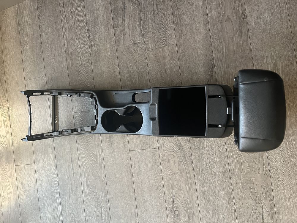 Оригинална централна конзола с подлакътник за Hyundai i30 десен волан