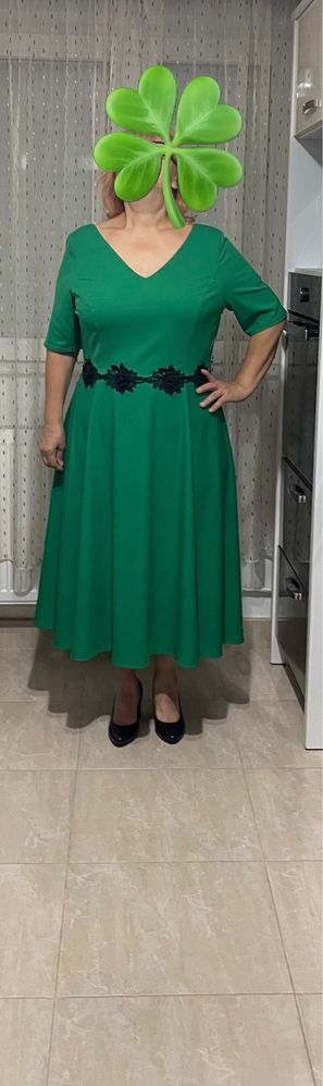 Vand rochita de zi eleganta de culoare verde!