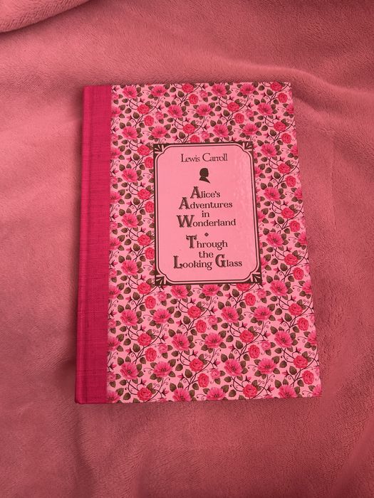 Книга на английском «Алиса в стране чудес»