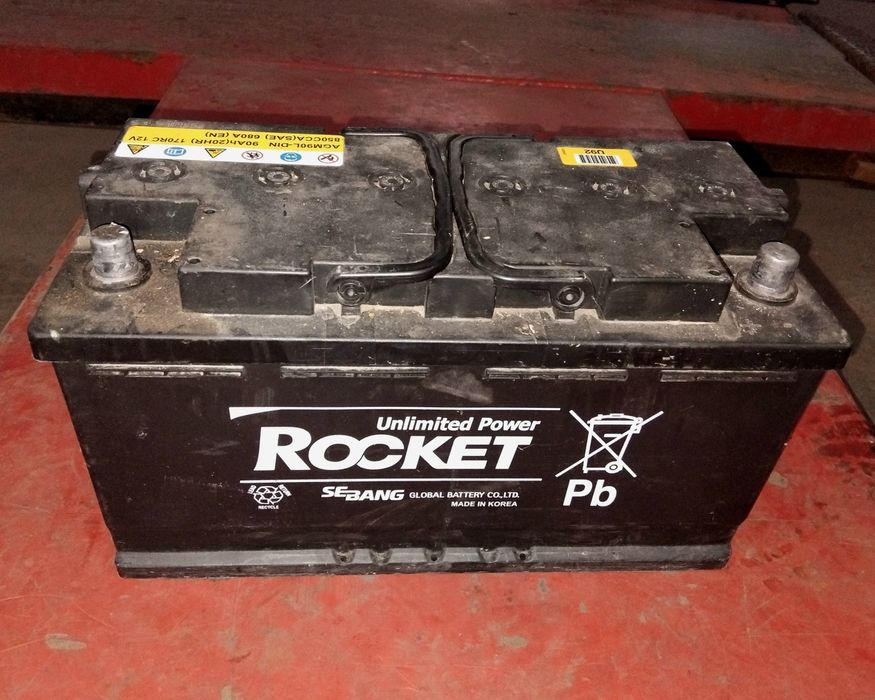 Продавам автомобилен акумулатор 12V, 90Ah, 680A.