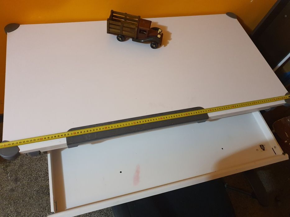 Метално бюро с дървен плот купено от Лидъл за 250лв. + Стол.