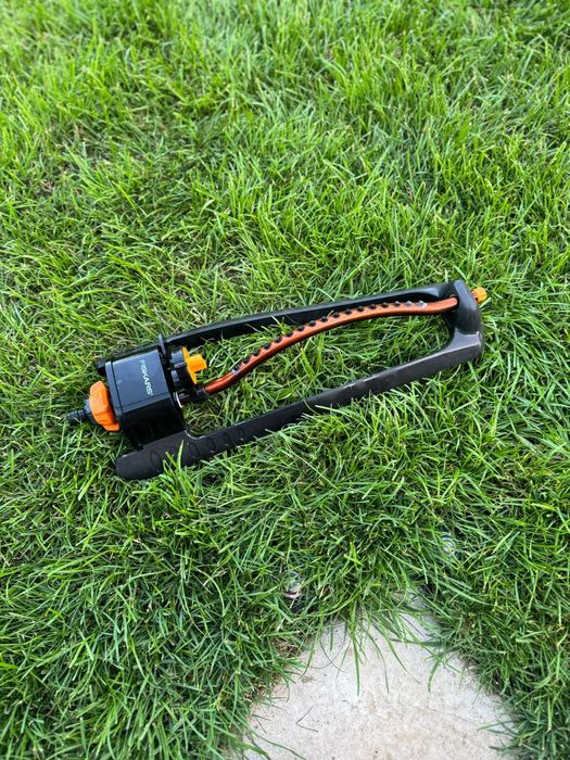 2x Aspersor oscilant universal Fiskars , 17 jeturi de pulverizare