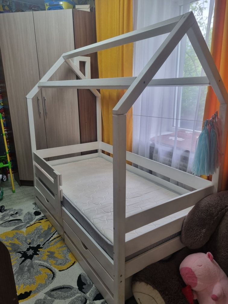 Продам  кровать детскую с матрасом