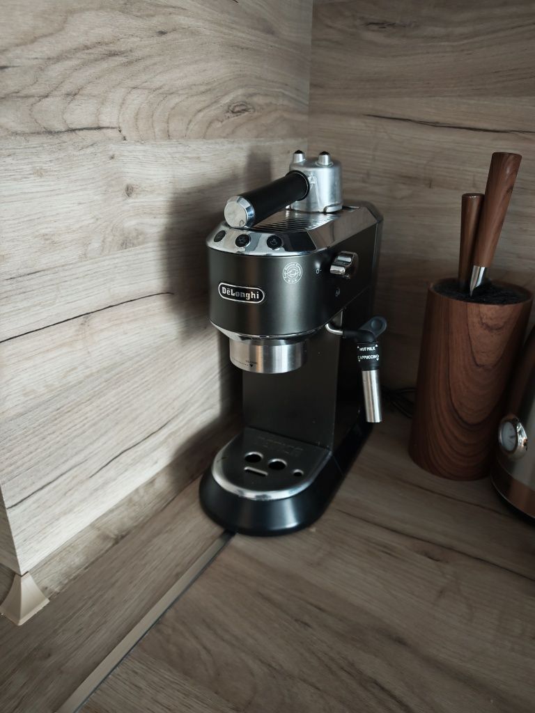 Delonghi Dedica кафе машина