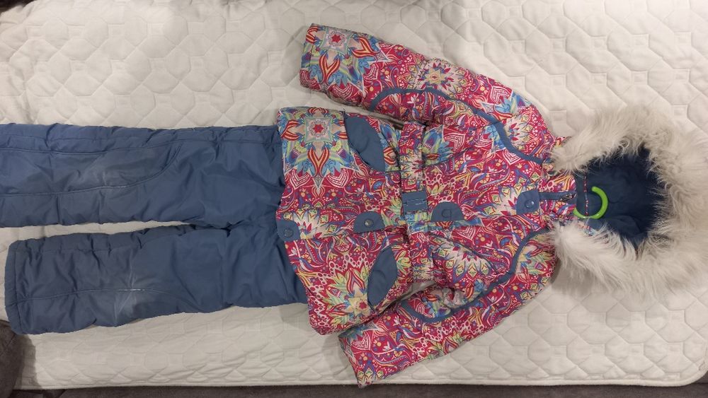 продам детскую зимнюю  куртку