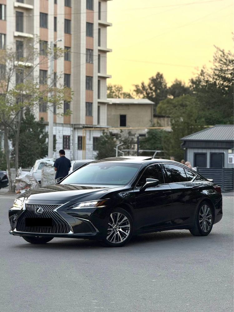 Lexus ES 250.