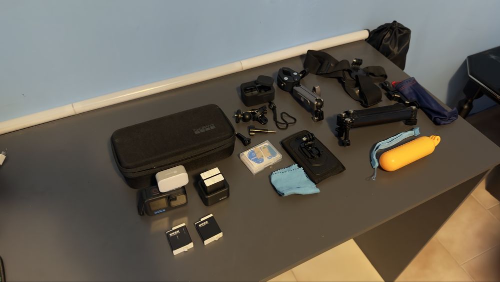 GoPro Hero 10 Black + 4 батерии и комплект аксесоари