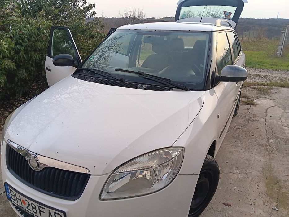 Vând skoda fabia 2010
