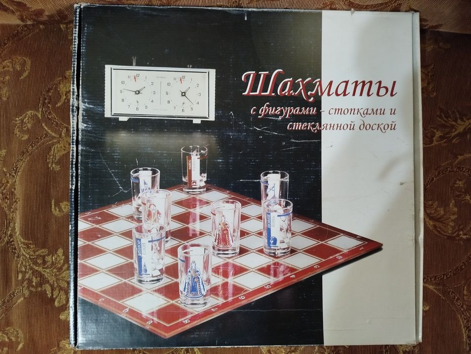 Шахматы с фигурами-стопками и стеклянной доской