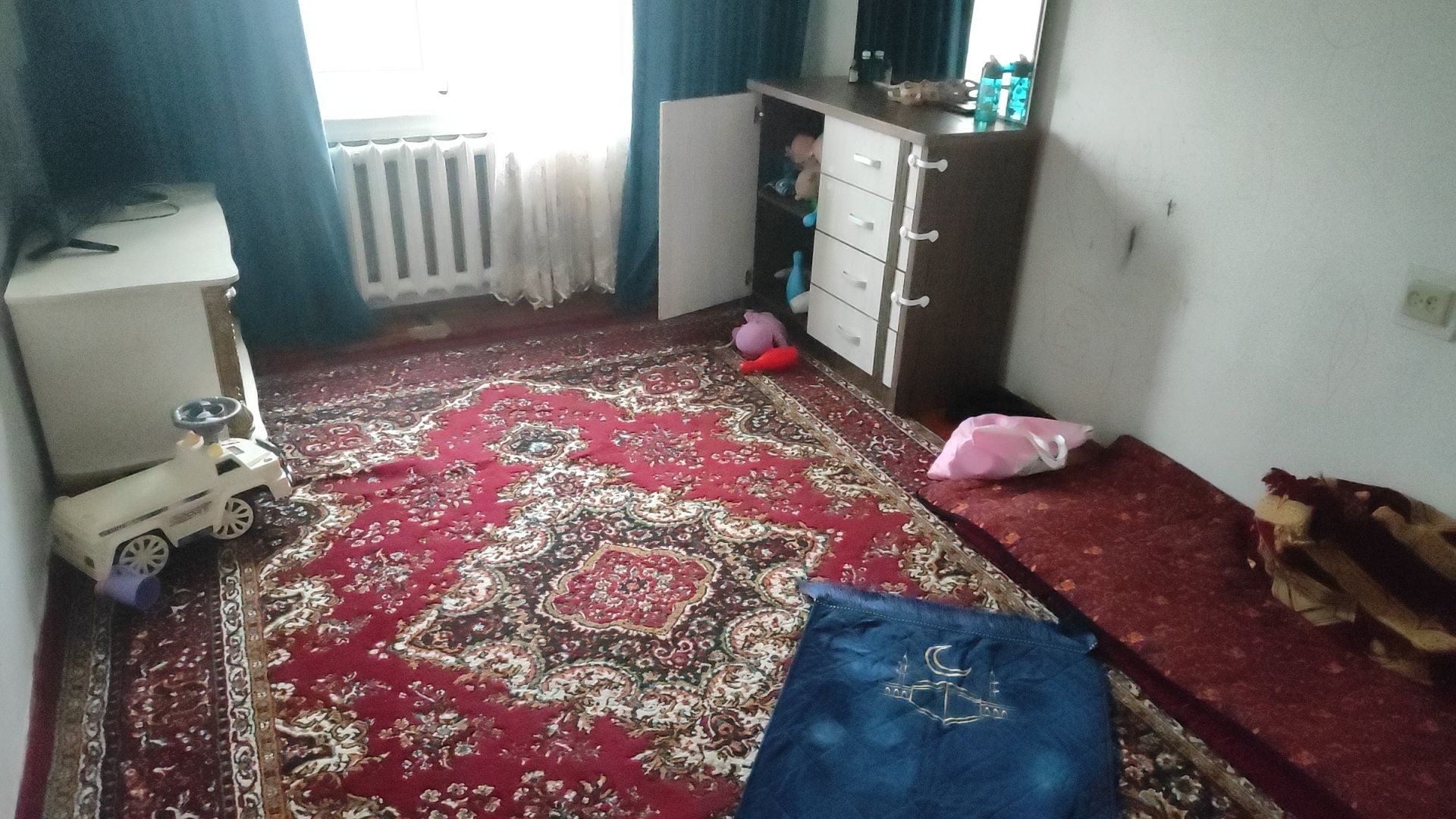 Uy sotiladi 3xona balkoni bor