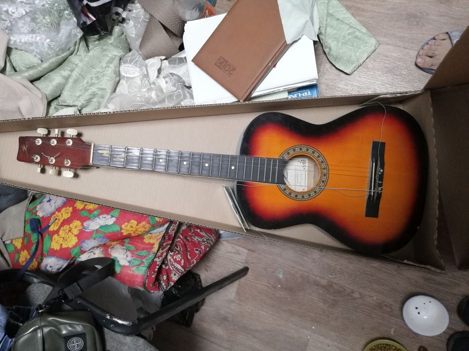 Продам гитару не дорого