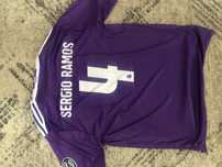 Vând tricou de fotbal cu sergio ramos