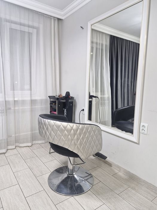 Сдам в аренду два парикмахерских места. Район Пинерской