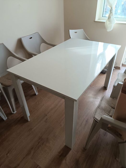 Трапезна маса със столове