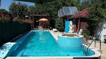 Casa Marta Bibescu pe malul lacului cu piscina