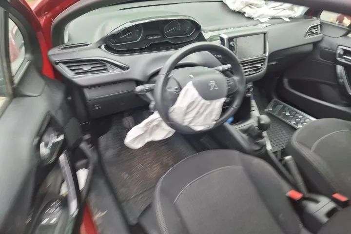 usa stanga dreapta fata spate bara spate armatura haion stop tripla oglinda stanga dreapta vas expansiune ceasuri bord etrier calaret fuzeta bascula  Peugeot 208 facelift, an 2018, motor 1.2 vti, 82cp , cod motor HM01