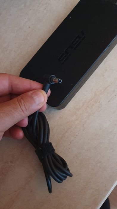 Alimentator laptop Asus Dell posibil defecte