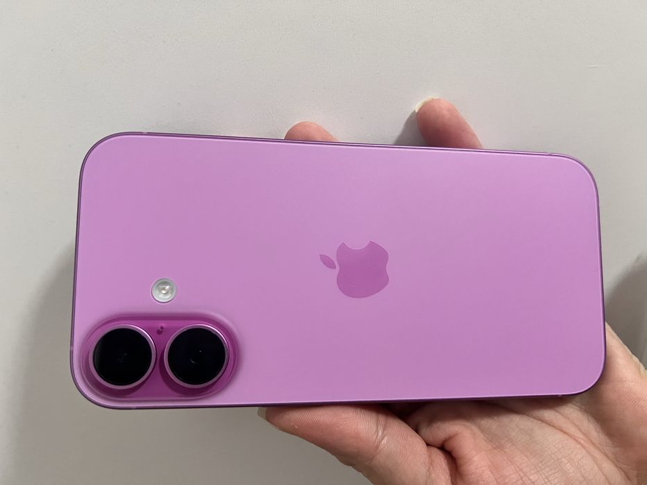Vând iphone 16 roz