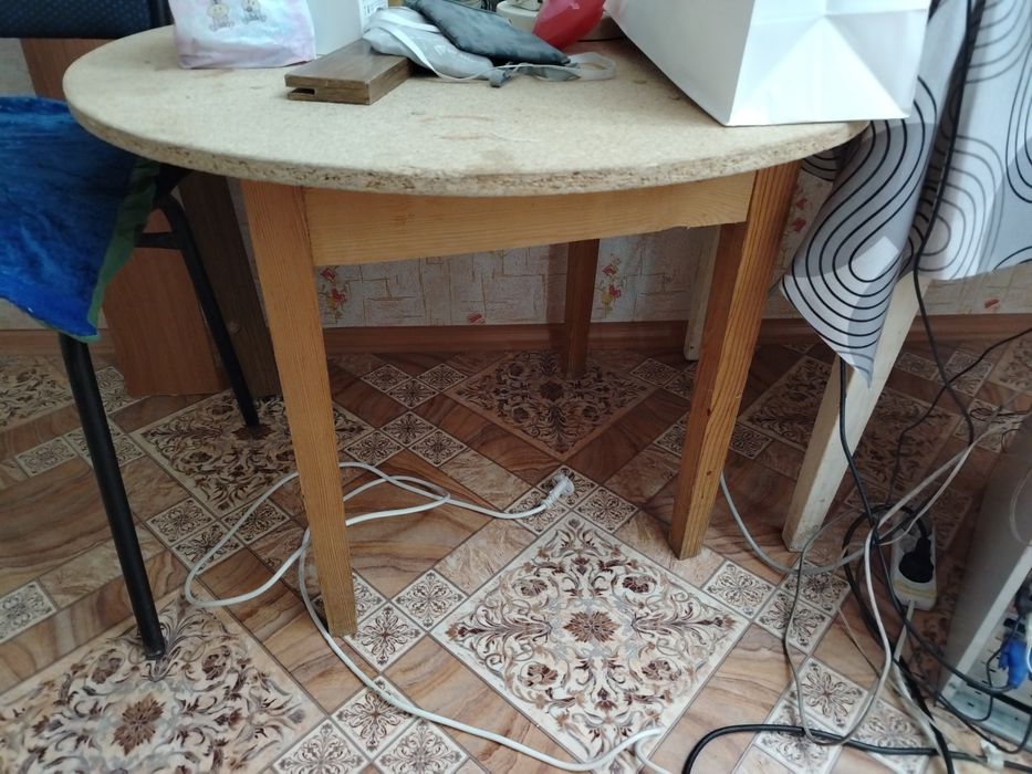 Круглый стол, квадртыный стол, стулья