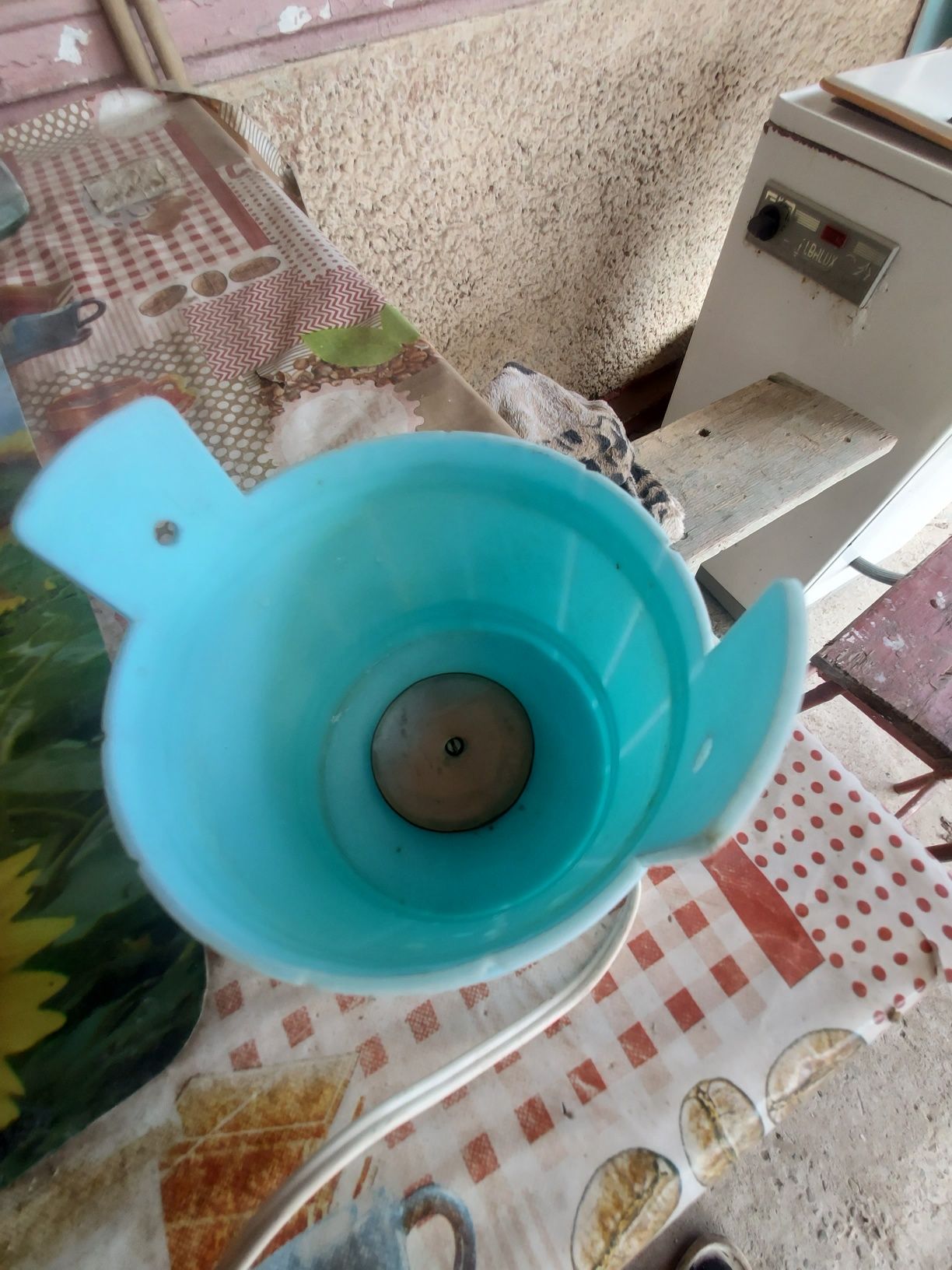 Fierbator  instant pe baza  principiuluielectroliza apei