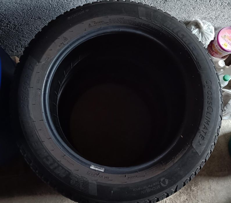 Vând 2 anvelope allseasson Michelin Crissclimate 215/60/17