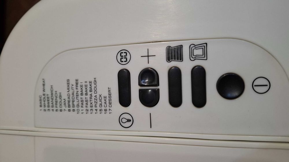 Продавам хлебопекарна със 17 програми Morphy Richards 48323