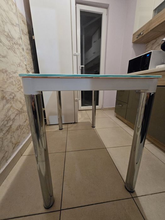 Трапезна маса от стъкло