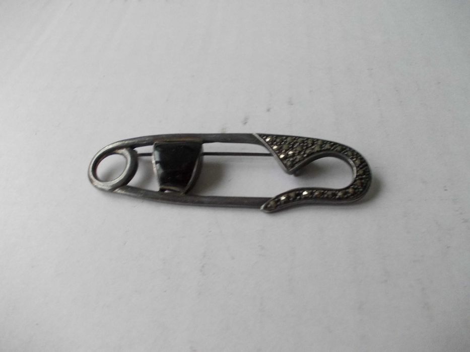 Brosa veche din argint cu onyx si markasite