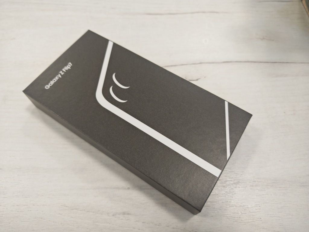 Чисто нов Samsung Galaxy Z Flip7 256 GB