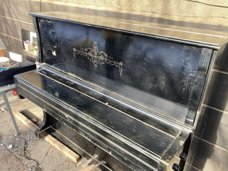 Продаю  пианино.