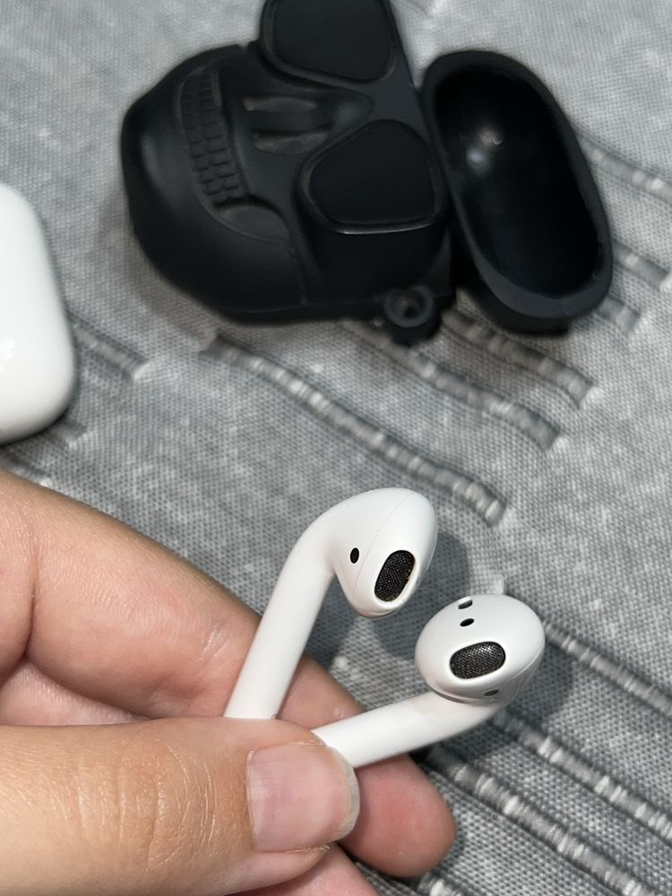 Apple AirPods 2 с дефектна лява слушалка