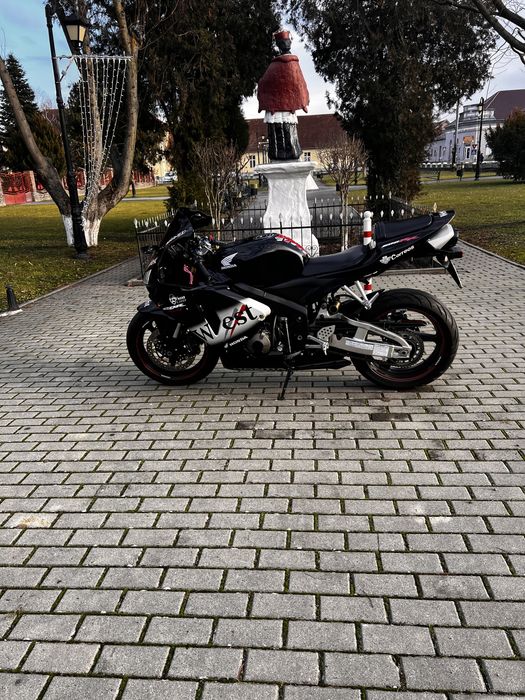 Vand honda cbr 600rr personalizat 32 000 km in stare impecabila
