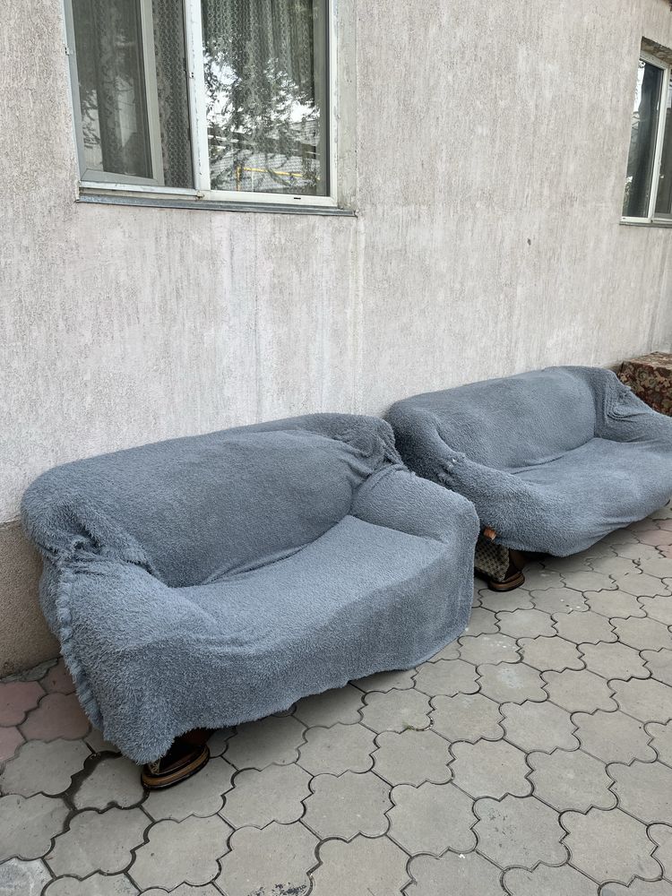 Два дивана и кресло