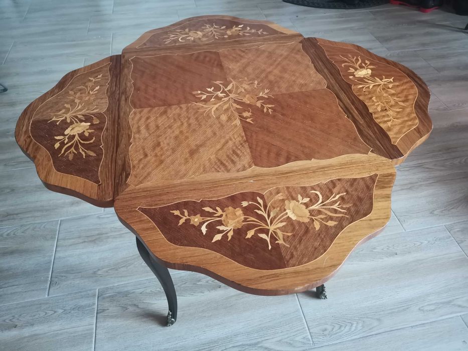 Artă -Masă Louis XV din lemn, extensibilă, decorată floral, înc sec XX