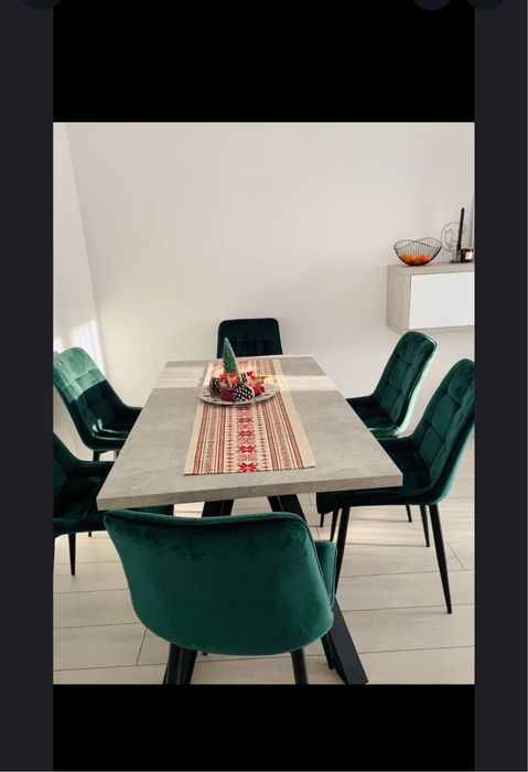 Masa gri cimentat cu picioare paianjen si 6 scaune tapitate.