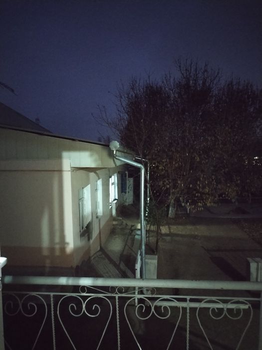 Ховли сотилади бетонкани олдида.