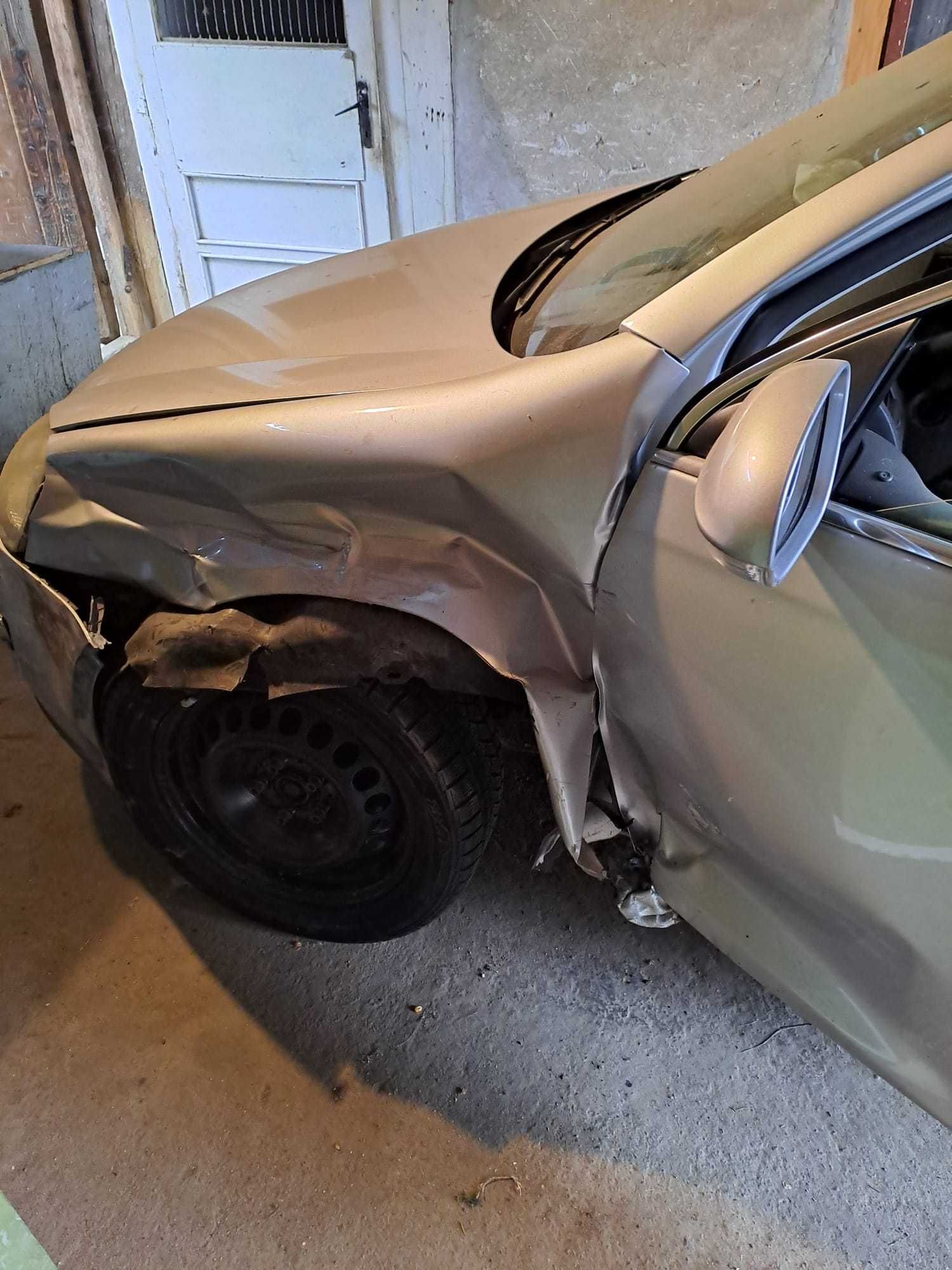 De vanzare golf V, 2TDI, an 2008, avariat fata stânga.