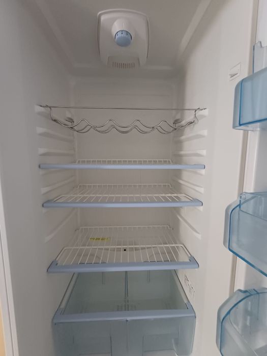 Vând combina frigorifica cu congelator / frigider Arctic K386B.