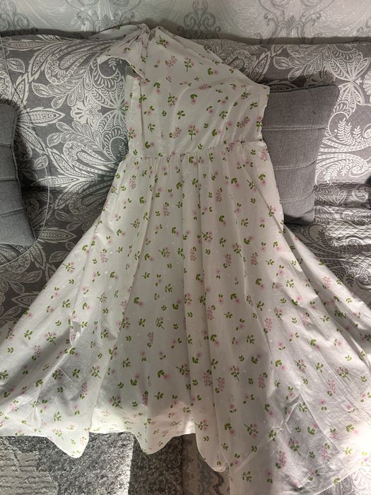 платье, с одним открытым плечом