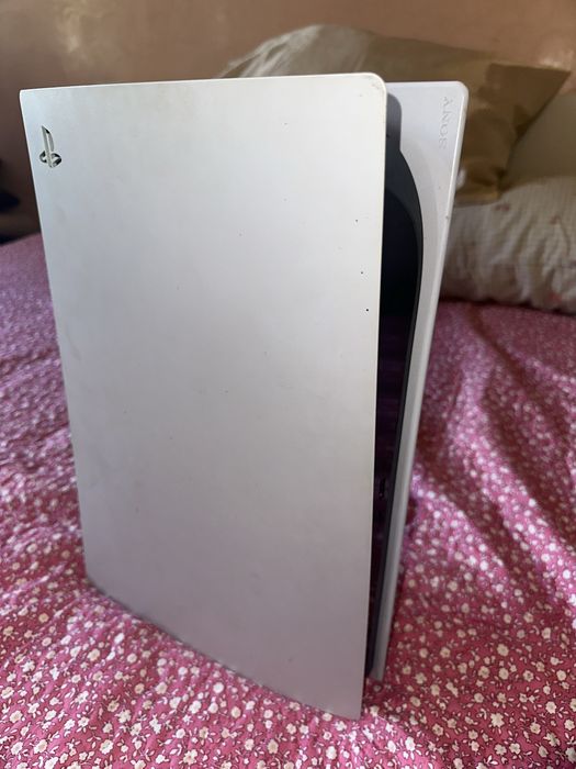 Плейстейшън 5 със джойстик