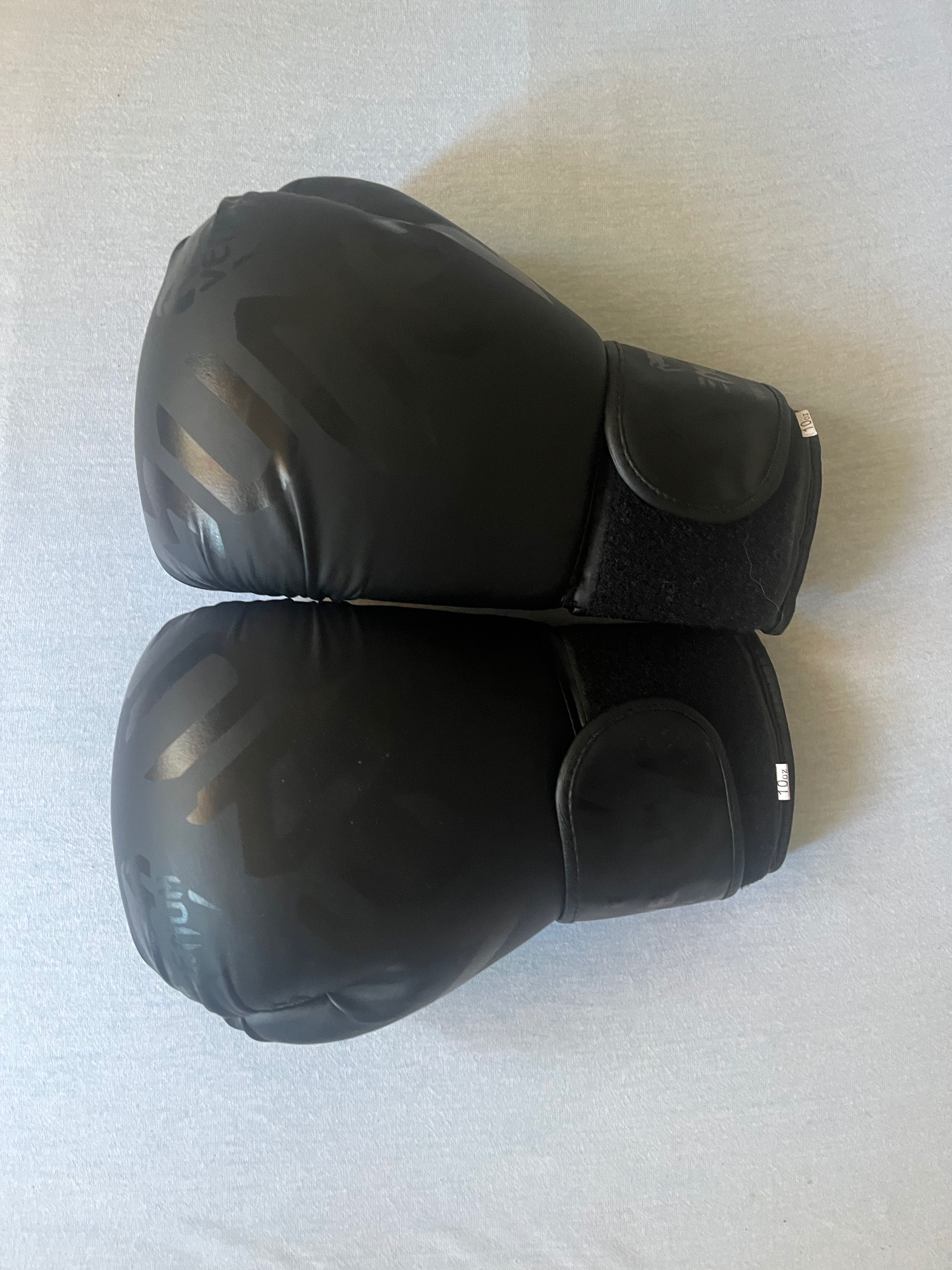 Боксови ръкавици Venum 10oz