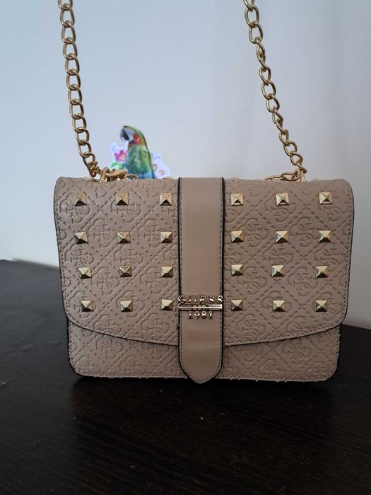 Ефектна дамска чанта GUESS със златисти метални елементи