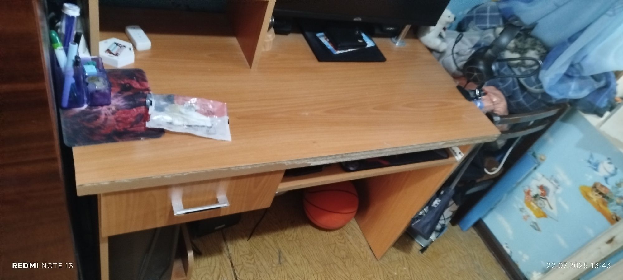Продам компьютерный стол.