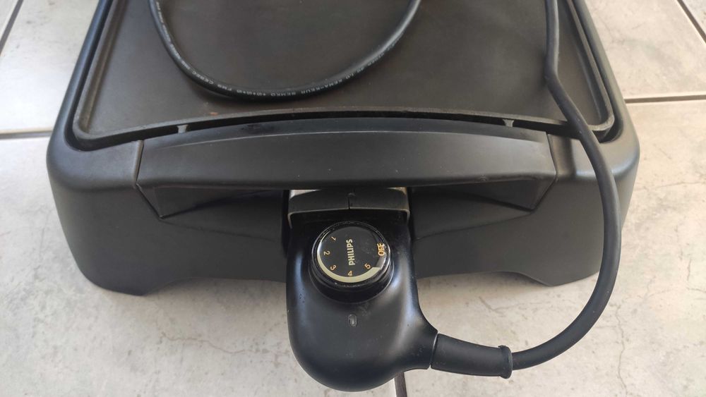 Продавам бездимна, незалепваща скара Philips HD4427