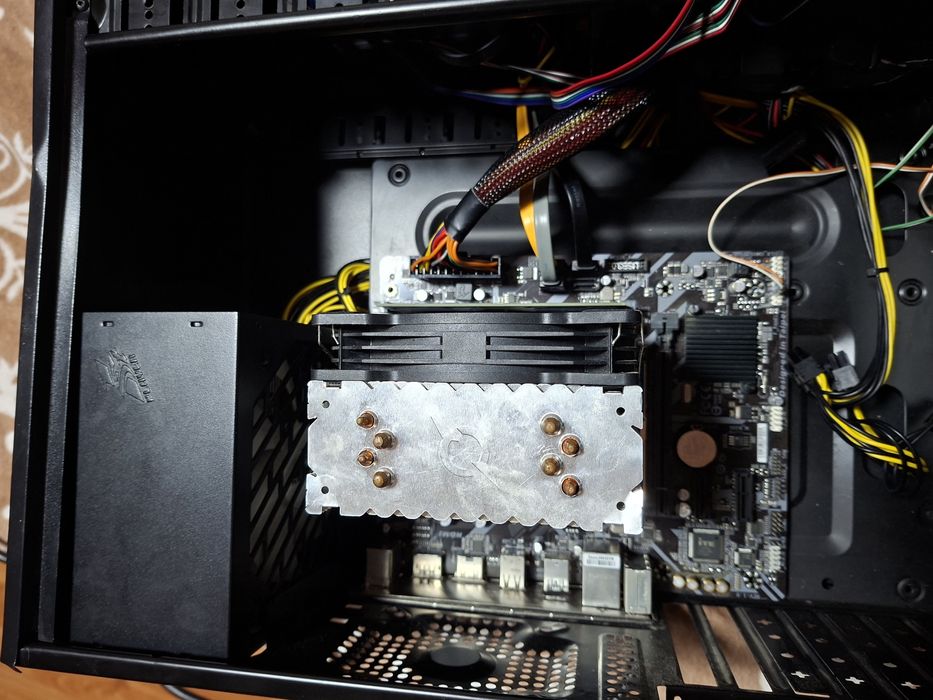 Vand kit pc cu i 5 9600kf placa de baza h310m a 2.0 si 16 gb ram