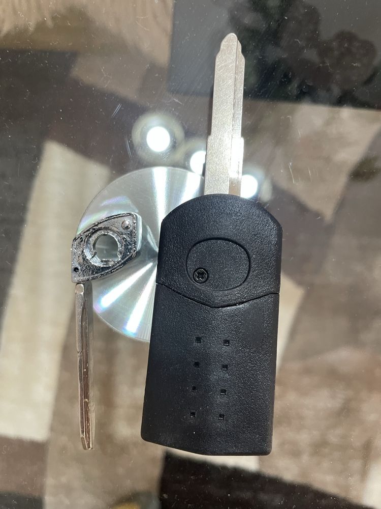 Продавам кутия с ключ за мазда 3 бк