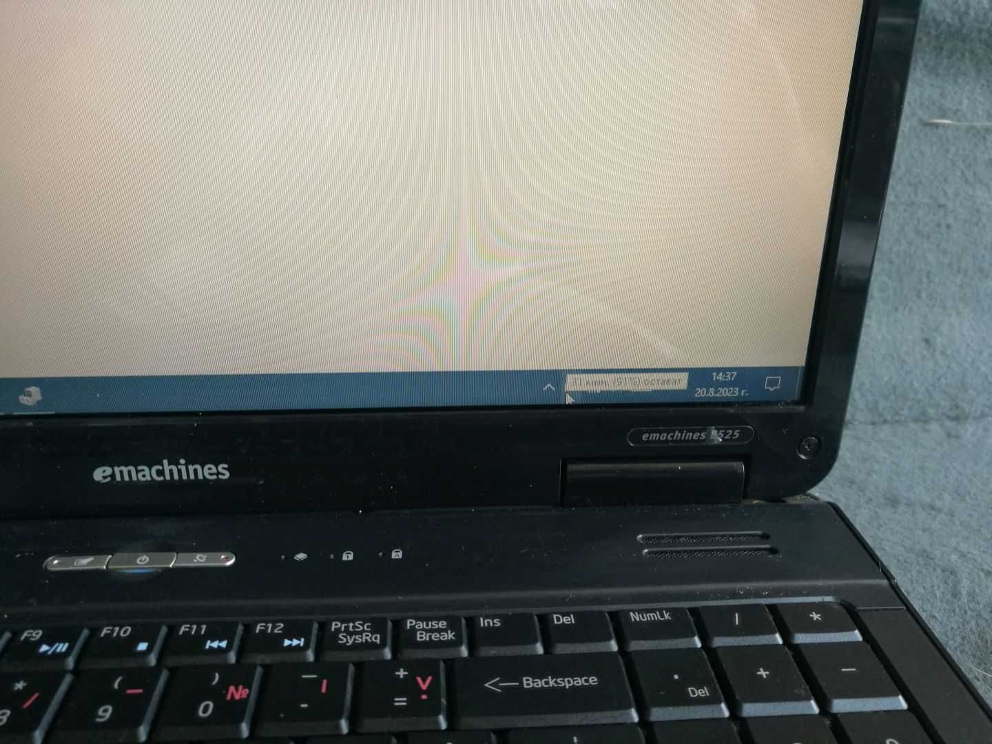 Продавам запазен лаптоп eMACHINES E525, 15 инча
