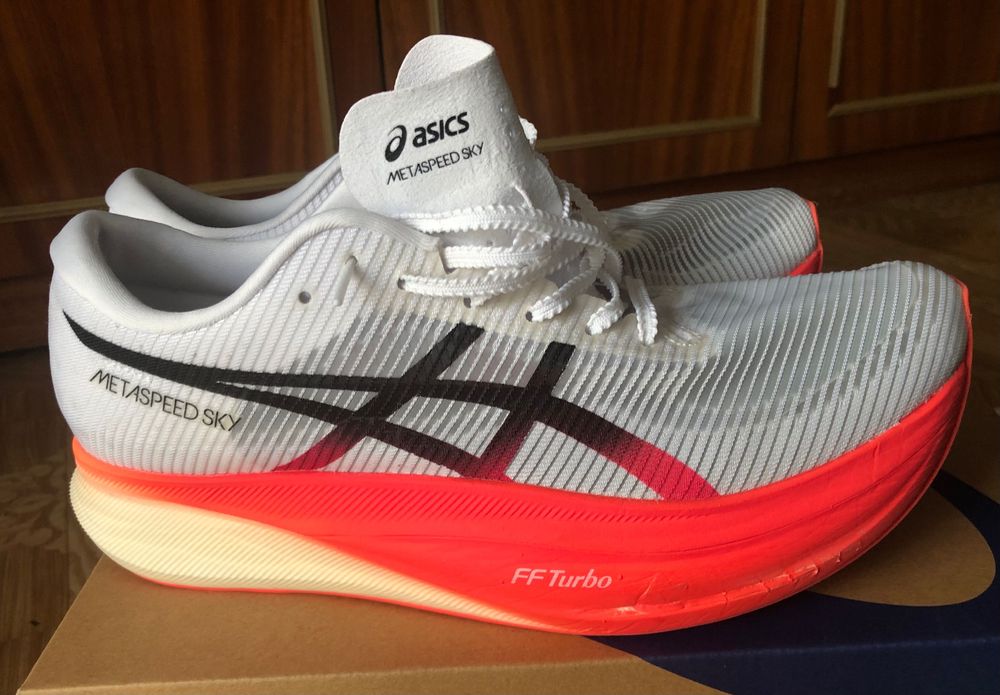 Продавам маратонки Асикс Metaspeed sky +