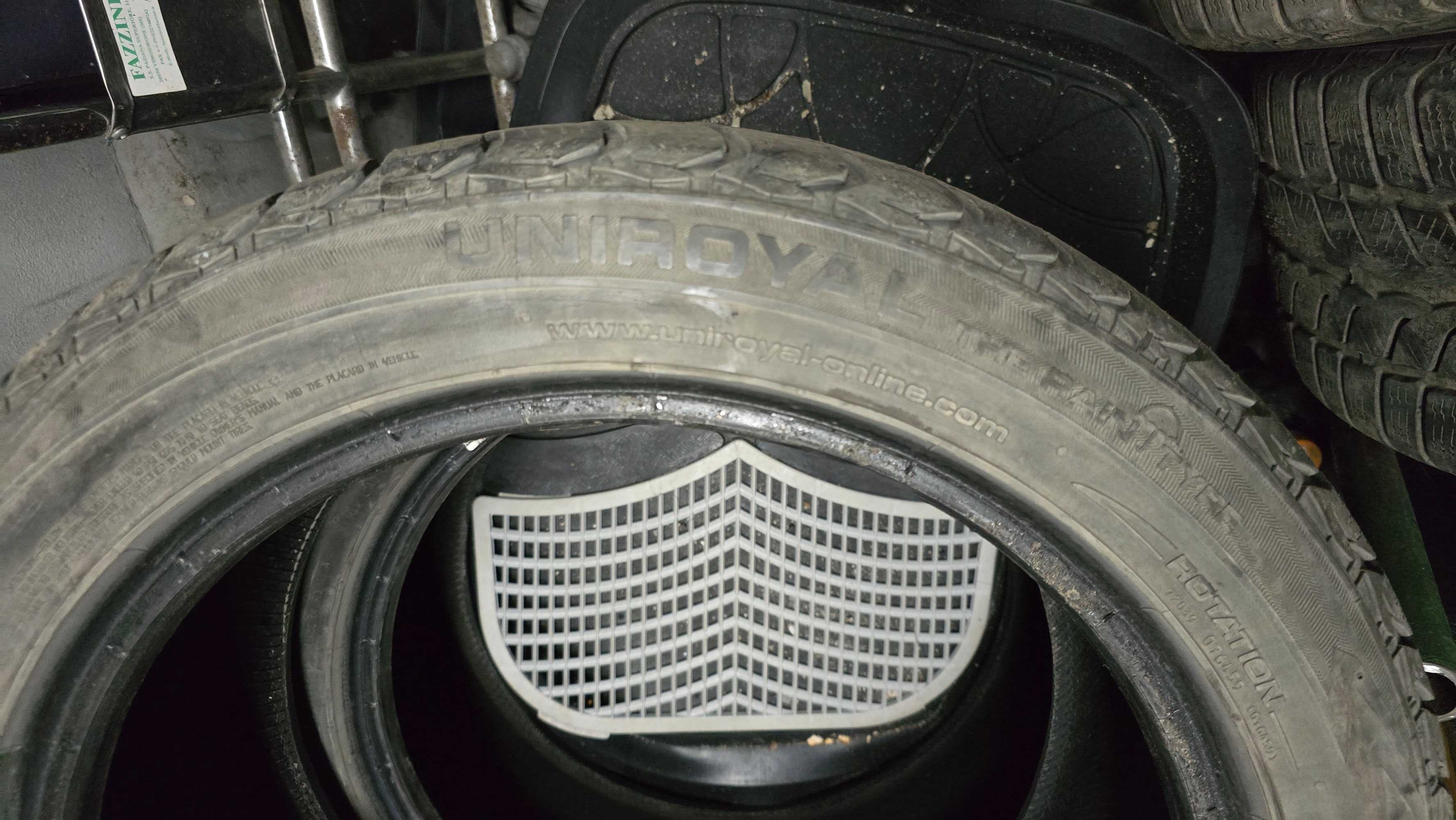 Гуми Uniroyal 235/45/17, с 5-6мм грайфер, 4 еднакви.